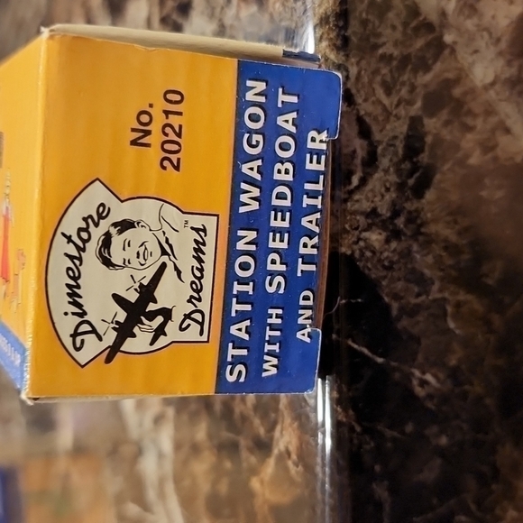 DIMESTORE DREAMS DELUXE PLASTIC 1:43 CONVERTIBLE WITH SPEEDBOAT & TRAILER nos - Picture 9 of 11